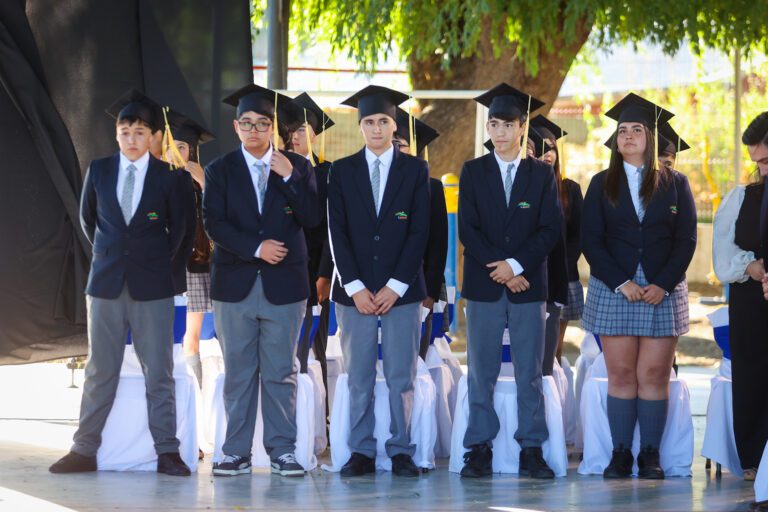LICENCIATURA DE 8° BÁSICO EN LA ESCUELA PUERTO FRUTALES DE COYANCO