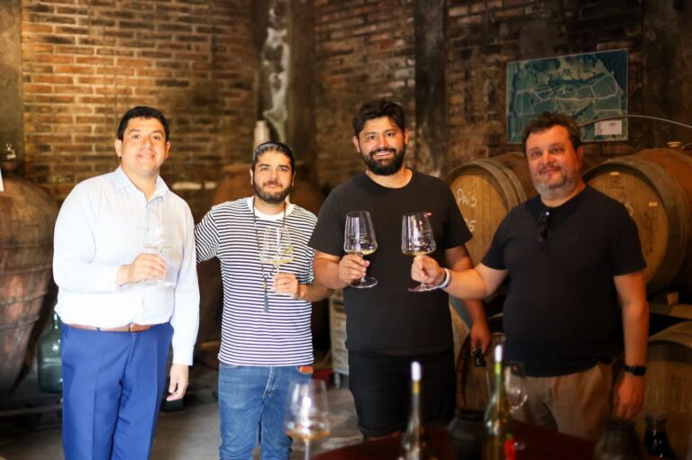 AUTORIDADES DE ITALIA Y CITTÀ DEL VINO VISITAN VIÑA LOMAS DE LLAHUÉN JUNTO A NUESTRO ALCALDE