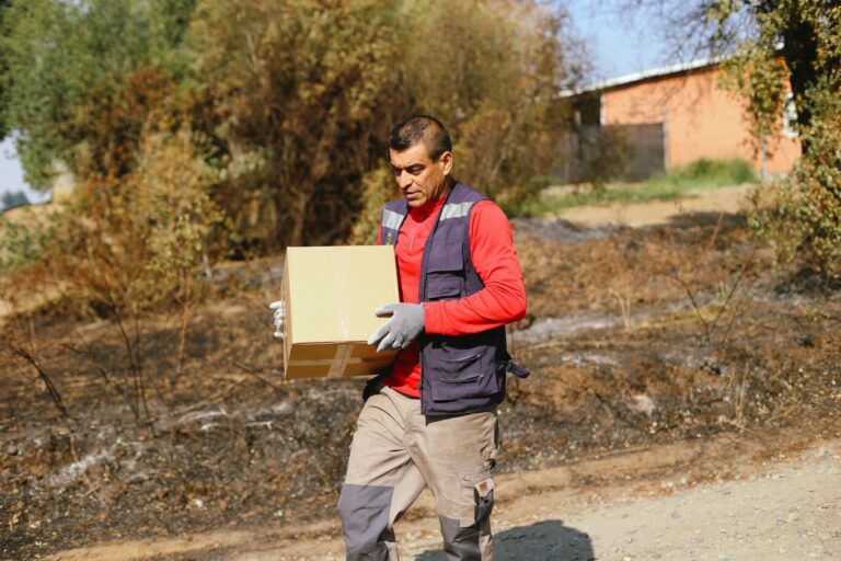 equipo municipal se encuentra desplegado en terreno apoyando a las familias afectadas por el incendio que impactó a nuestra comuna.