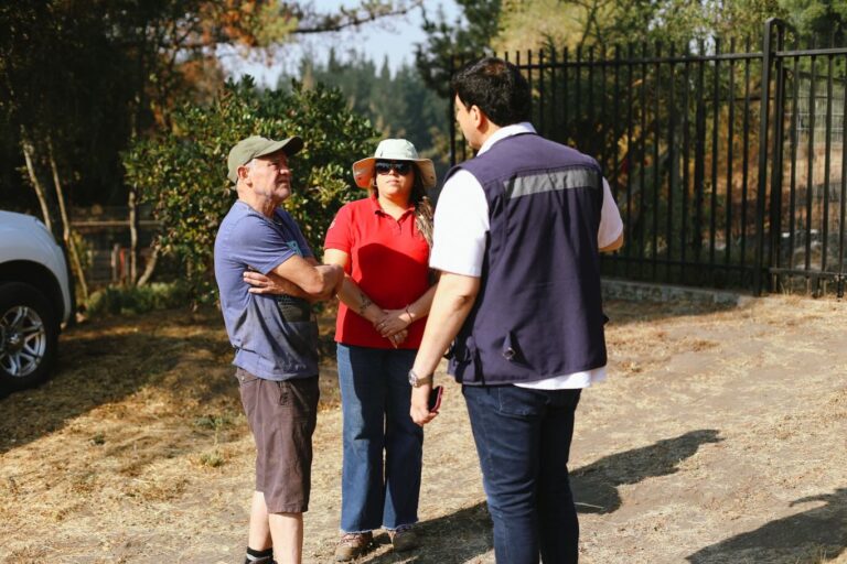 equipo municipal se encuentra desplegado en terreno apoyando a las familias afectadas por el incendio que impactó a nuestra comuna.