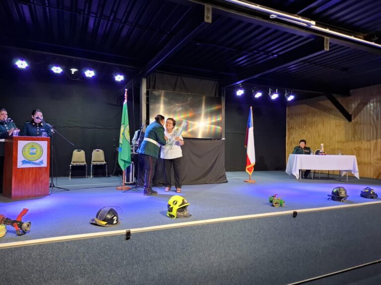 Con gran emoción se vivió la Sesión Solemne por el 43° aniversario de la Segunda Compañía de Bomberos en el auditorio del Liceo Quillón.