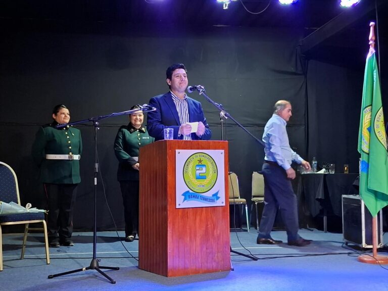 Con gran emoción se vivió la Sesión Solemne por el 43° aniversario de la Segunda Compañía de Bomberos en el auditorio del Liceo Quillón.