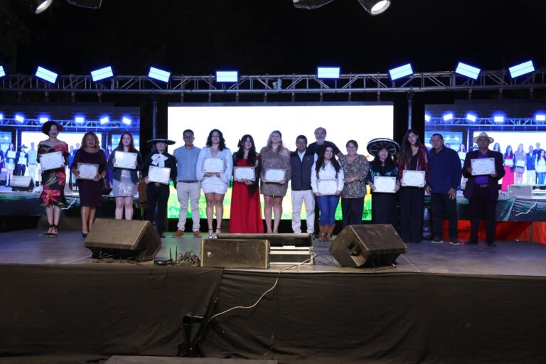 Con gran entusiasmo vivimos la Gran Final del 7° Festival de Karaoke AMUQ Quillón