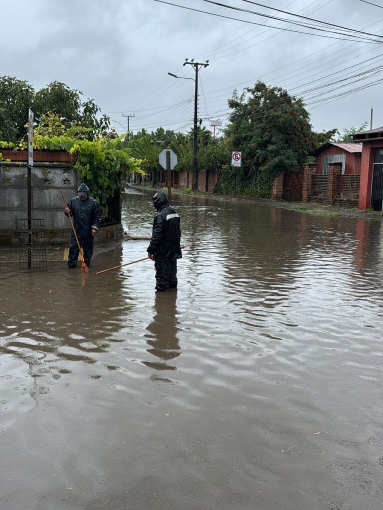 DESPLEGAMOS APOYO MUNICIPAL EN TERRENO PARA ENFRENTAR LOS EFECTOS DE LAS LLUVIAS