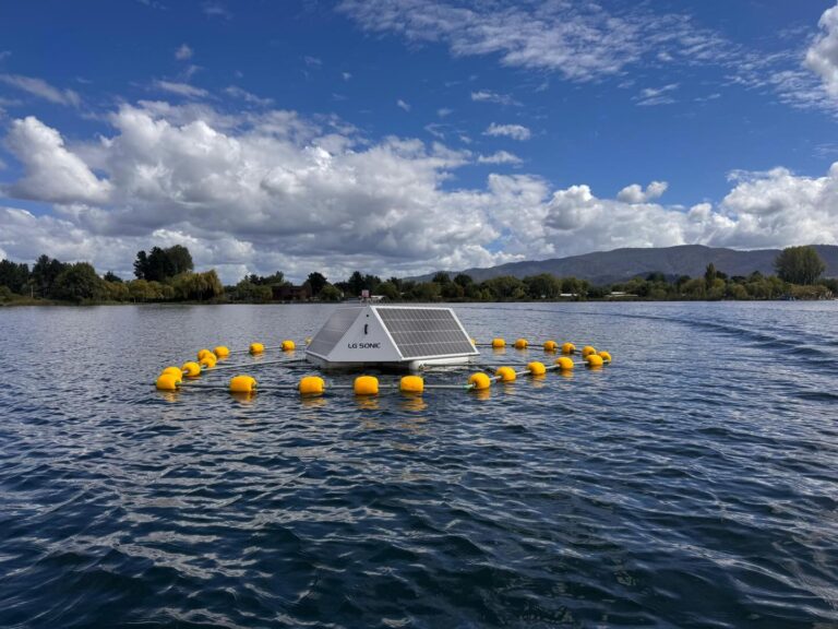 INSTALAMOS BOYAS DELIMITANTES PARA PROTEGER SISTEMA DE ULTRASONIDO EN LA LAGUNA DE QUILLÓN
