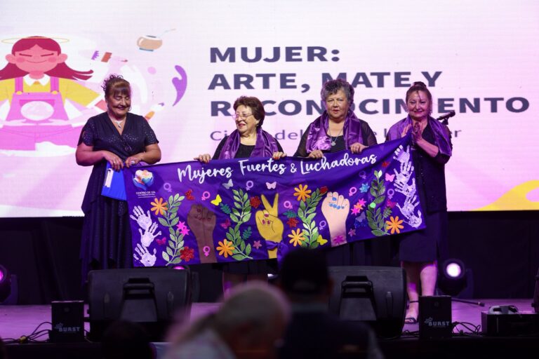 MUJERES DESTACADAS DE QUILLÓN SON RECONOCIDAS EN JORNADA CONMEMORATIVA DEL 8M