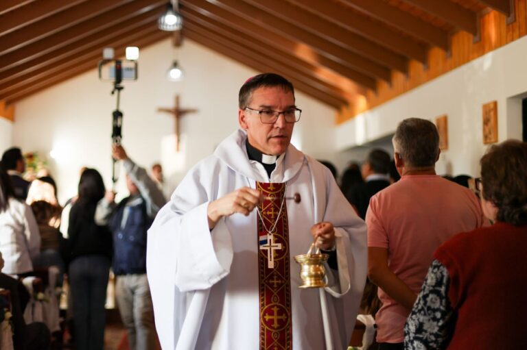 COMUNIDAD DE EL MAITÉN CELEBRA LA CONSAGRACIÓN DE SU CAPILLA TRAS AÑOS DE ESPERA