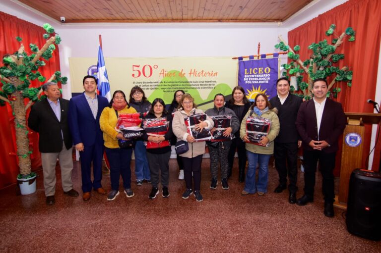 ENTREGAMOS UNIFORMES ESCOLARES A ESTUDIANTES DE PRIMERO MEDIO DEL LICEO LUIS CRUZ MARTÍNEZ.