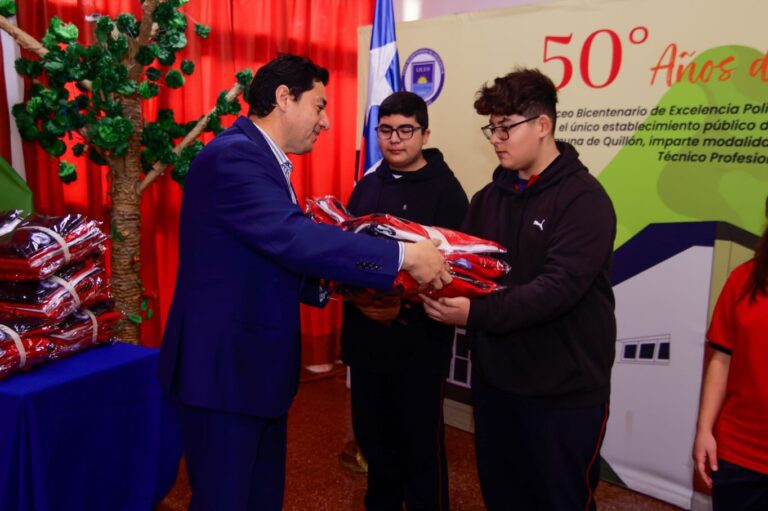 ENTREGAMOS UNIFORMES ESCOLARES A ESTUDIANTES DE PRIMERO MEDIO DEL LICEO LUIS CRUZ MARTÍNEZ.