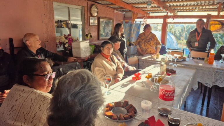 VECINOS DE CAMINO DEL MEDIO SE REÚNEN PARA ABORDAR SEGURIDAD Y AVANCES EN PAVIMENTACIÓN