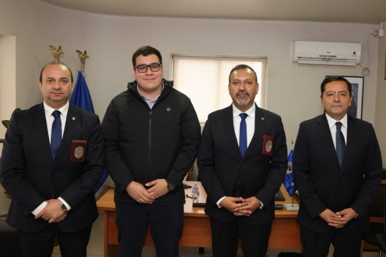 QUILLÓN FORTALECE LAZOS DE SEGURIDAD: MUNICIPIO ENTREGA SALUDO PROTOCOLAR A LA PDI POR SU ANIVERSARIO