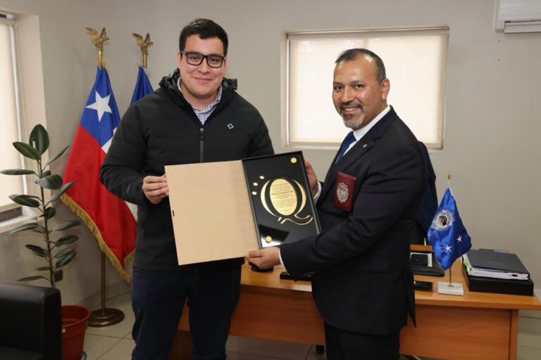 QUILLÓN FORTALECE LAZOS DE SEGURIDAD: MUNICIPIO ENTREGA SALUDO PROTOCOLAR A LA PDI POR SU ANIVERSARIO