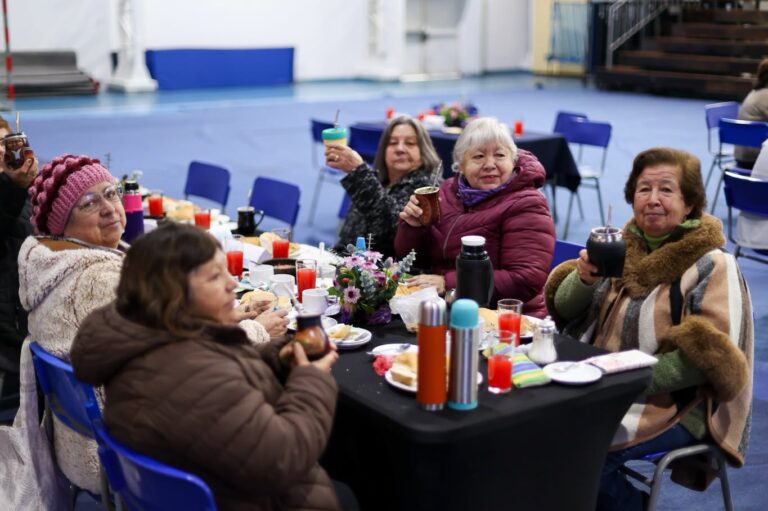Más de 200 personas mayores participaron en la actividad “Con Mate se Pasa Mejor”