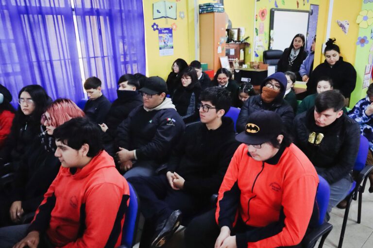 82 ESTUDIANTES RECIBEN LENTES EN PRIMERA ENTREGA DEL PROGRAMA JUNAEB EN QUILLÓN