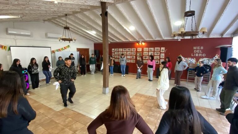¡Más de 25 jóvenes dieron el primer zapateo al Taller Municipal de Cueca Juvenil!