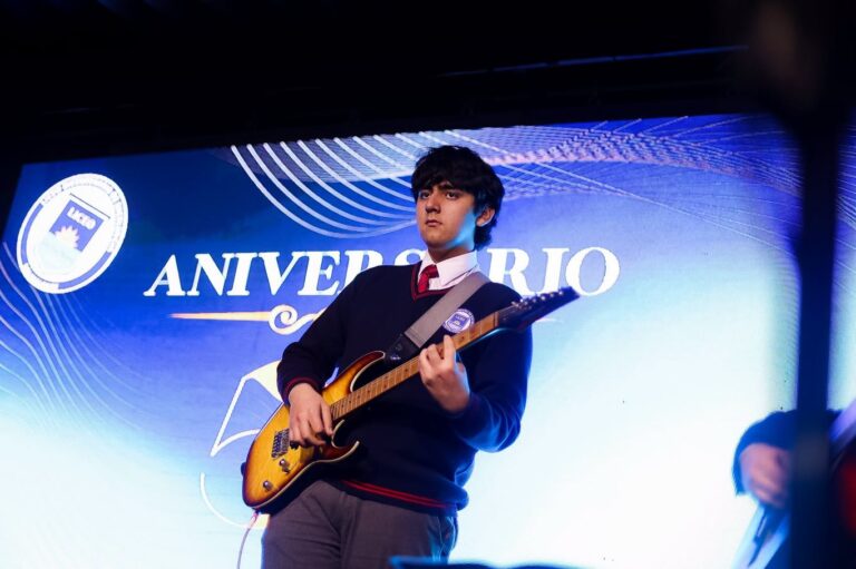 LICEO LUIS CRUZ MARTÍNEZ CELEBRÓ 51 AÑOS EDUCANDO A GENERACIONES DE QUILLÓN