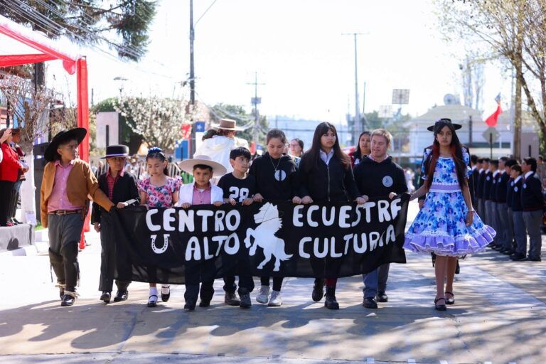 DESFILE ESCOLAR CULMINA CON LA PRESENTACIÓN DE LA BANDA DE LA ESCUELA DE LA LOCALIDAD.