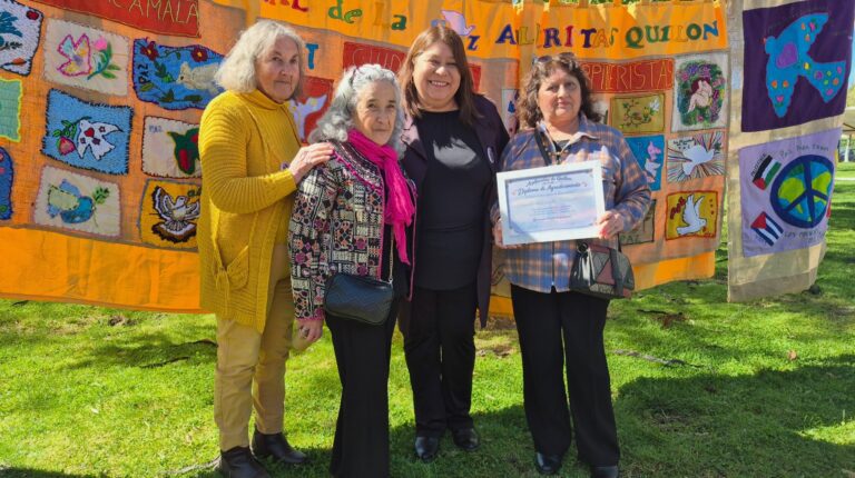 ARPILLERISTAS DE QUILLÓN CULMINAN PROYECTO “BORDANDO POR EL DÍA DE LA PAZ