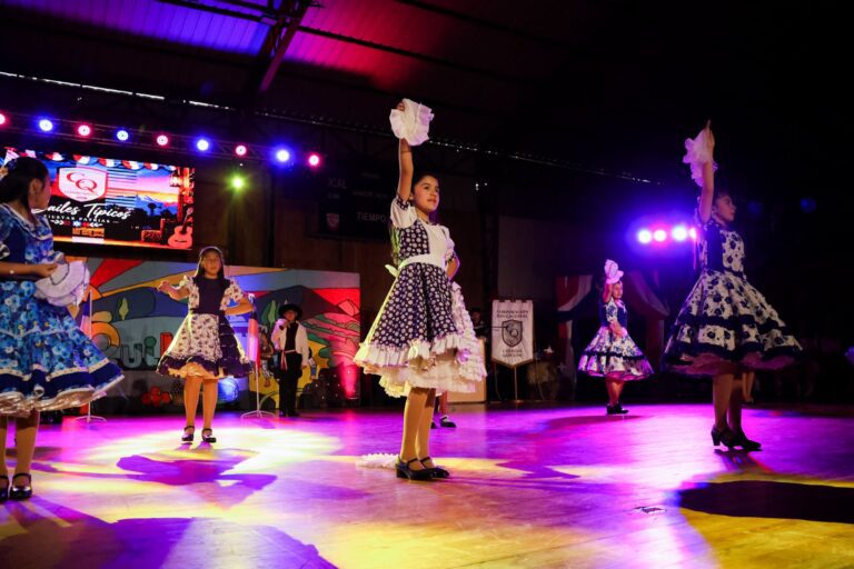 COLEGIO QUILLÓN CELEBRÓ “NUESTRAS TRADICIONES” CON UNA COLORIDA MUESTRA FOLCLÓRICA