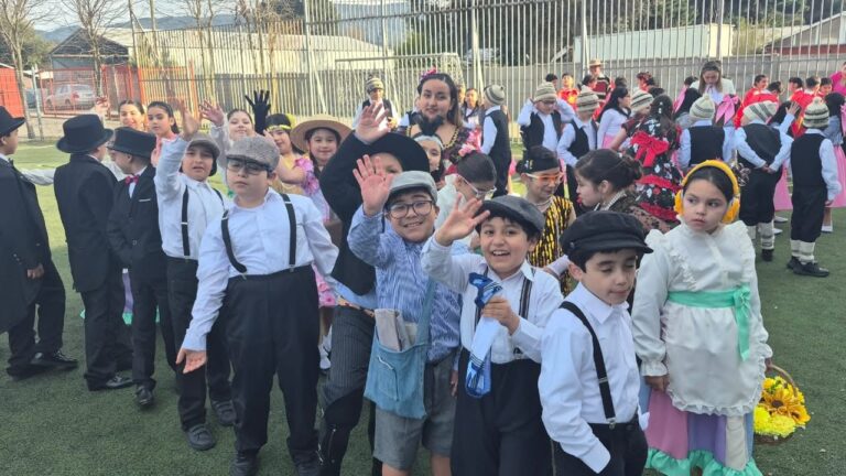 COLEGIO QUILLÓN VIVIÓ UNA HERMOSA MUESTRA ARTÍSTICA Y FOLCLÓRICA POR FIESTAS PATRIAS