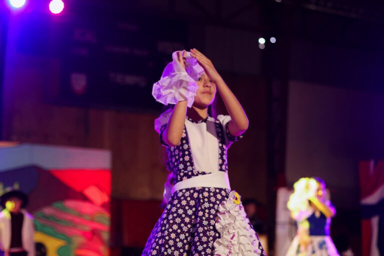 COLEGIO QUILLÓN CELEBRÓ “NUESTRAS TRADICIONES” CON UNA COLORIDA MUESTRA FOLCLÓRICA