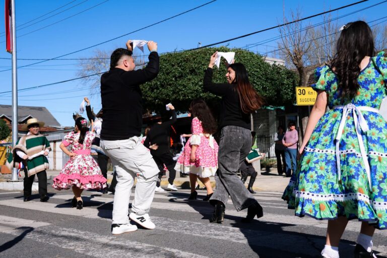 JUVENTUDES DE QUILLÓN LLEVARON LA CUECA A LAS CALLES DE LA COMUNA
