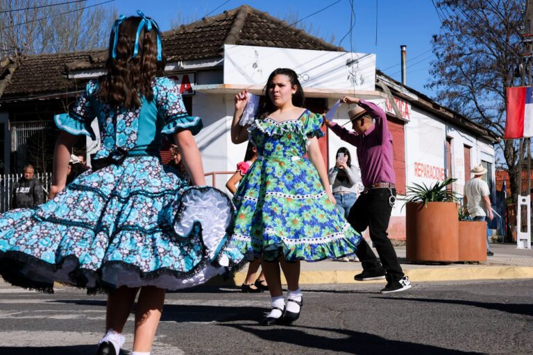 JUVENTUDES DE QUILLÓN LLEVARON LA CUECA A LAS CALLES DE LA COMUNA