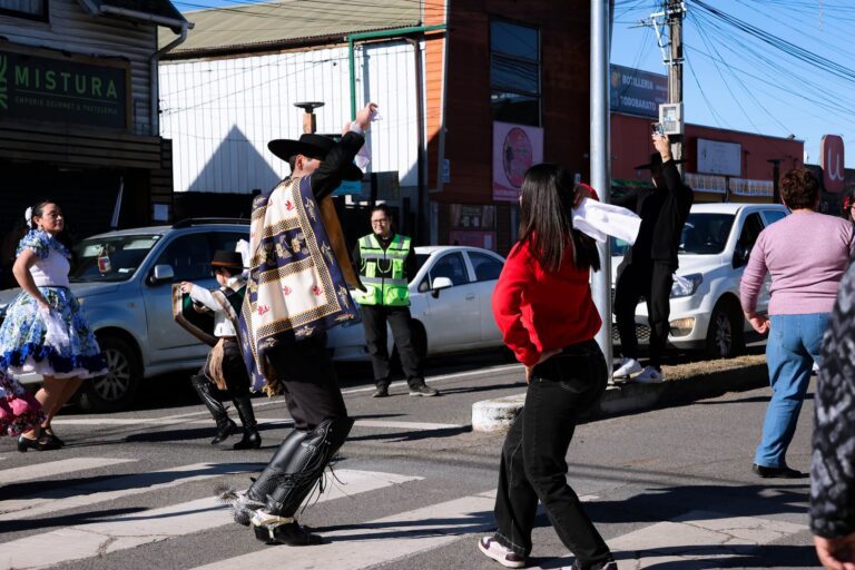 JUVENTUDES DE QUILLÓN LLEVARON LA CUECA A LAS CALLES DE LA COMUNA