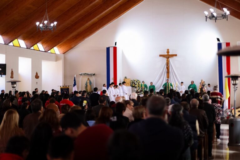 TE DEUM CATÓLICO REUNIÓ A AUTORIDADES Y A LA COMUNIDAD DE QUILLÓN.