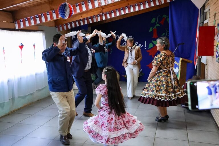 COMUNIDAD ESCOLAR DE HUACAMALÁ VIVIÓ EMOTIVA JORNADA FOLCLÓRICA