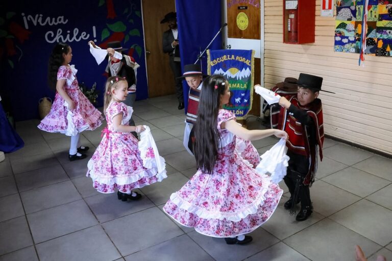 COMUNIDAD ESCOLAR DE HUACAMALÁ VIVIÓ EMOTIVA JORNADA FOLCLÓRICA