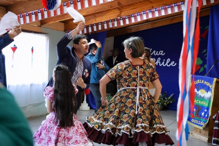 COMUNIDAD ESCOLAR DE HUACAMALÁ VIVIÓ EMOTIVA JORNADA FOLCLÓRICA