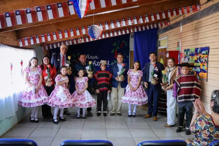 COMUNIDAD ESCOLAR DE HUACAMALÁ VIVIÓ EMOTIVA JORNADA FOLCLÓRICA