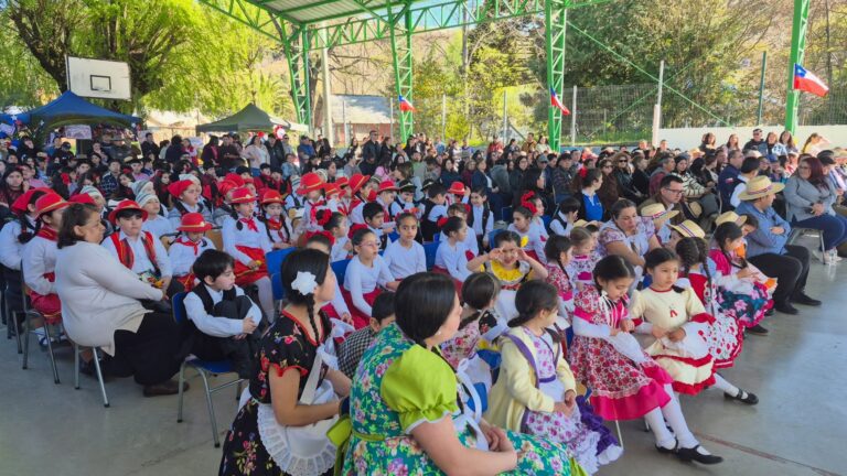 BRILLANTE PRESENTACIÓN FOLCLÓRICA REALIZARON ALUMNOS DE LA ESCUELA PUERTOS FRUTALES DE COYANCO