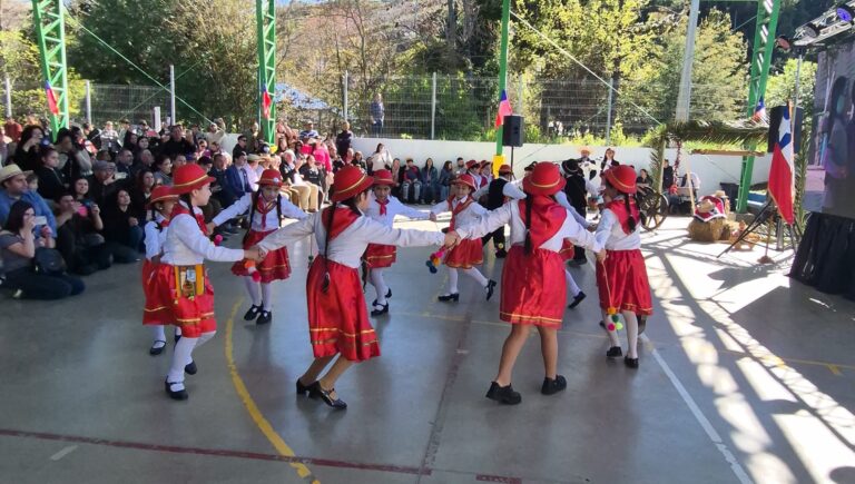 BRILLANTE PRESENTACIÓN FOLCLÓRICA REALIZARON ALUMNOS DE LA ESCUELA PUERTOS FRUTALES DE COYANCO