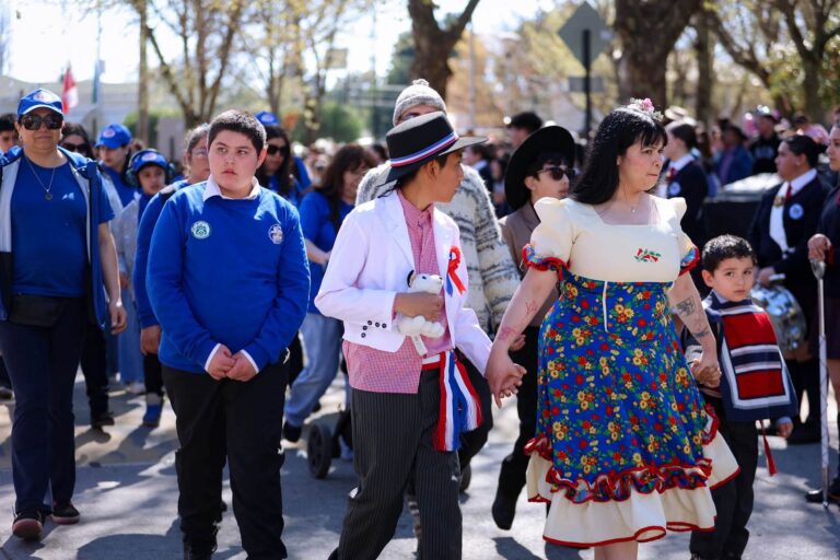 DESFILE ESCOLAR CULMINA CON LA PRESENTACIÓN DE LA BANDA DE LA ESCUELA DE LA LOCALIDAD.