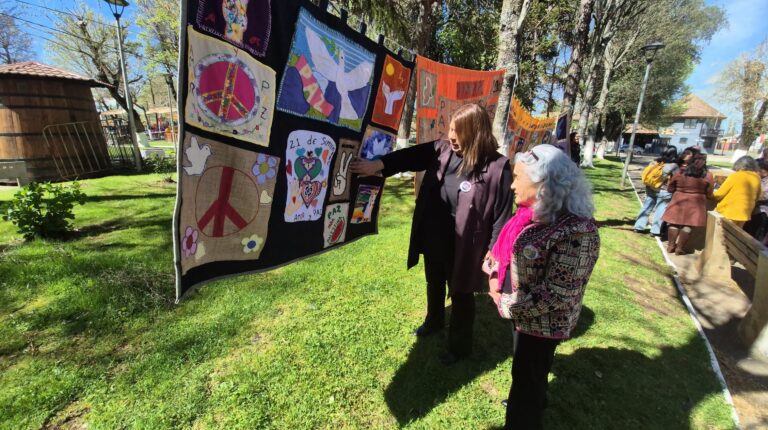 ARPILLERISTAS DE QUILLÓN CULMINAN PROYECTO “BORDANDO POR EL DÍA DE LA PAZ