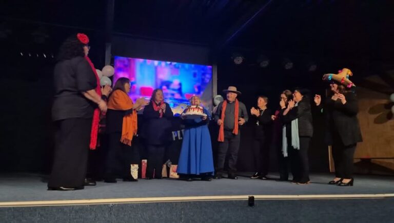 “EL CUMPLEAÑOS DE LOLA”: EL TEATRO DE ADULTOS MAYORES DE QUILLÓN QUE SALE DE GIRA POR CHILE.