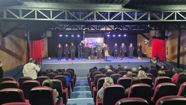 “EL CUMPLEAÑOS DE LOLA”: EL TEATRO DE ADULTOS MAYORES DE QUILLÓN QUE SALE DE GIRA POR CHILE.