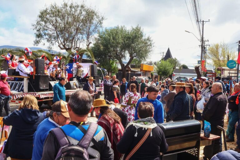 RAMADA MÓVIL RECORRIÓ LAS CALLES DE QUILLÓN PARA DESPEDIR EL MES DE LA PATRIA