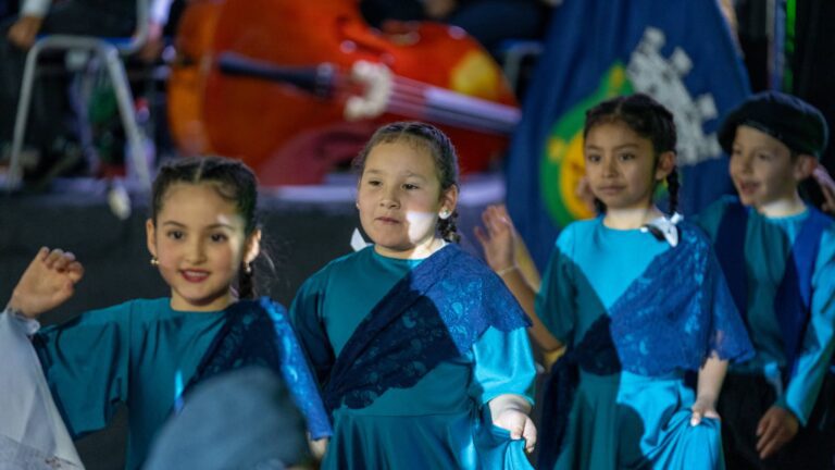 GALA FOLCLÓRICA QUILLÓN 2026 REUNIÓ A LAS ESCUELAS MUNICIPALES EN UNA GRAN FIESTA DE LA CULTURA Y LAS TRADICIONES