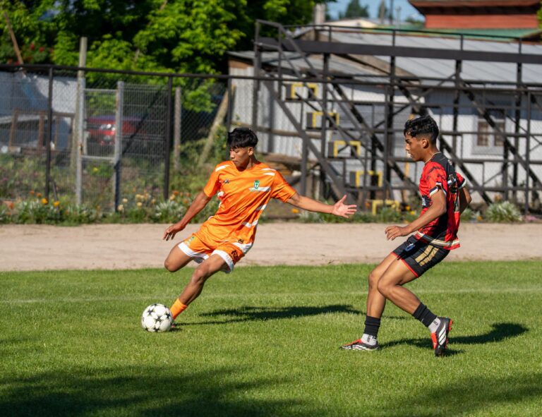 ¡LA ESCUELA DE FÚTBOL MUNICIPAL DE QUILLÓN TRIUNFA POR 2-1!